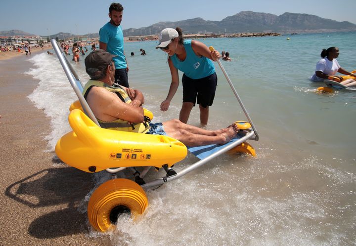 Le Tiralo, un fauteuil amphibie, permet, sans transformation, de rouler aussi bien sur la plage que de flotter sur l'eau. (NICOLAS VALLAURI / MAXPPP)