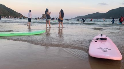 L'une des plages très fréquentées de l'île de Hainan. (SEBASTIEN BERRIOT / RADIO FRANCE)