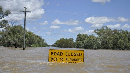 Route inond&eacute;e &agrave; Charleville (Australie), le 6 f&eacute;vrier 2012. (AFP)