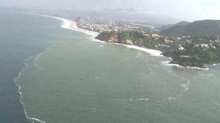 Vue aérienne de la baie de Rio fortement polluée. (AFP)