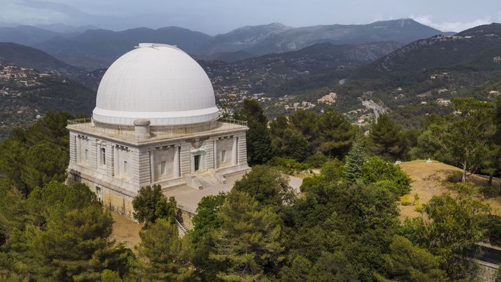 La coupole de l'Observatoire de Nice, qui abrite la lunette principale, a été réalisée par Gustave Eiffel. Sa base à quant à elle été réalisée par l'architecte Charles Garnier. (RIEGER BERTRAND / HEMIS.FR / HEMIS.FR)