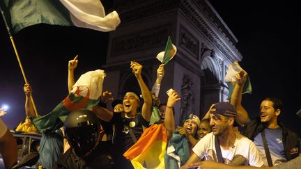 Des supporters célèbrent la victoire de l'Algérie lors de la CAN (Coupe africaine des nations) sur les Champs-Élysées, le 19 juillet 2019. (JULIEN MATTIA / LE PICTORIUM / MAXPPP)