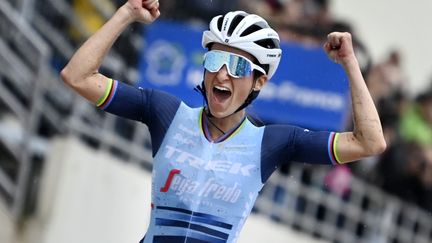 La Britannique Elizabeth Deignan a remporté la toute première édition du&nbsp;Paris-Roubaix au féminin, le 2 octobre 2021. (Belga via AFP)