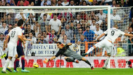 Benzema inscrit le troisième but contre le Barça (DANI POZO / AFP)