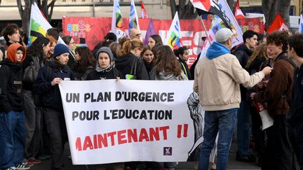 Des manifestants brandissent une banderole lors du rassemblement des enseignants, mardi 6 février, à Marseille. (NICOLAS TUCAT / AFP)