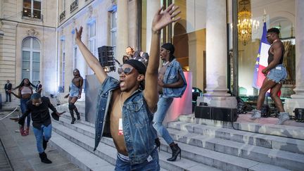 Des danseurs font monter l'ambiance sur le perron de l'Elysée. (CHRISTOPHE PETIT TESSON / AFP)