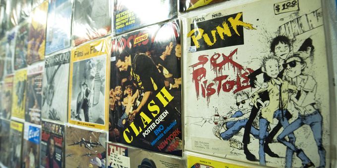 Un mur de magazines rock de la collection de Mick Jones.
 (© Ray Tang / Rex Features/REX/SIPA)