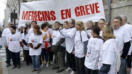 Des médecins généralistes à proximité du ministère de la Santé, le 8 avril 2010 à Paris (AFP - Patrick Kovarik)