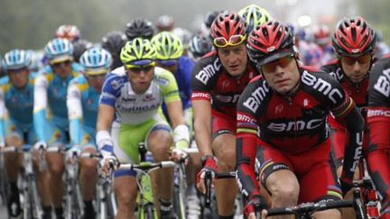 Les BMC a l'avant du peloton du Tour de France (JOEL SAGET / AFP)