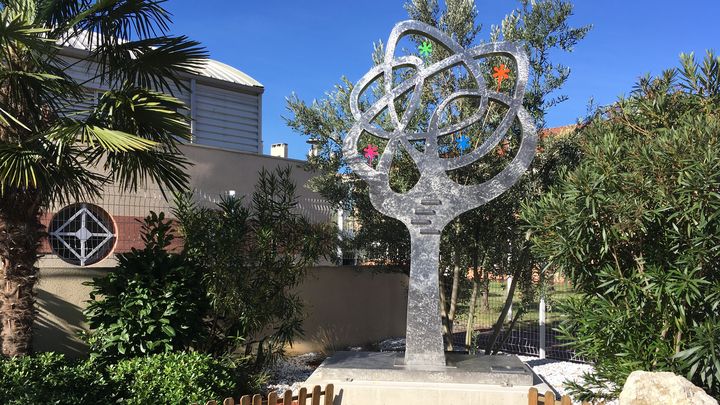 "L'Arbre de vie" installé dans la cour de l'école Ozar Hatorah, à Toulouse (Haute-Garonne), photographié le 27 septembre 2017. (CATHERINE FOURNIER / FRANCEINFO)