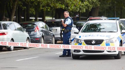 Un policier surveille un cordon de sécurité, le 15 mars 2019, à Christchurch (Nouvelle-Zélande). (DIEDERIK VAN HEYNINGEN / ANADOLU AGENCY / AFP)