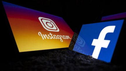 Illustration Instagram et Facebook. (LIONEL BONAVENTURE / AFP)