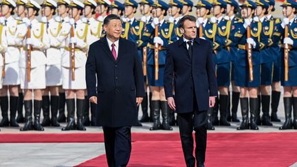 Le président français, Emmanuel Macron, et son homologue chinois, Xi Jinping, à Pékin, le 6 avril 2023. (XIE HUANCHI / XINHUA / AFP)