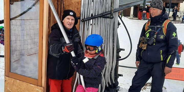 Deux bénévoles, Olivier et Christian, aident au départ d'un des cinq téléskis de la station (MATHILDE IMBERTY / RADIO FRANCE)