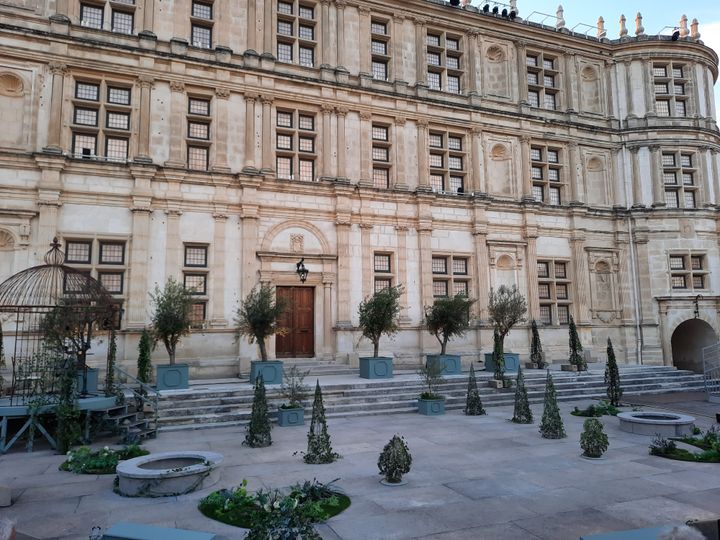 Un décor de jardin à été créé devant la façade du château de Grignan (Drôme). (ANNE CHEPEAU / RADIO FRANCE)