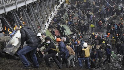 Des centaines de manifestants ont charg&eacute; le cordon de police sur le Ma&iuml;dan. (REUTERS)