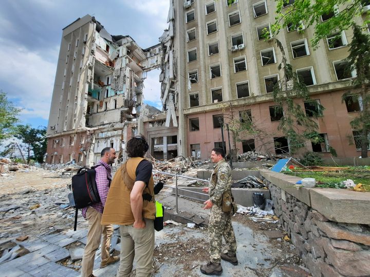 A gaping hole in the building of the governor of Mykolaiv, bombarded by the Russians on March 29.  (AGATHE MAHUET / FRANCEINFO / RADIO FRANCE)