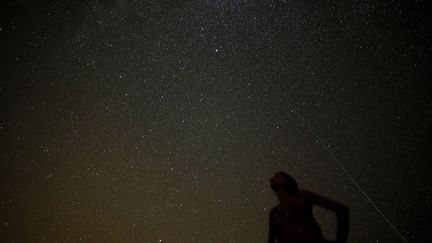 L'été, en particulier durant les Perséides, est la période idéale pour observer le ciel nocturne et les étoiles filantes (illustration). (FLORIAN LAUNETTE / MAXPPP)