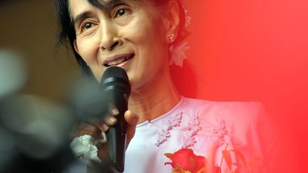 L'opposante birmane Aung San Suu Kyi donne un discours &agrave; rangoun (Birmanie), apr&egrave;s que son parti a annonc&eacute; sa victoire, le 2 avril. (CHRISTOPHE ARCHAMBAULT / AFP)