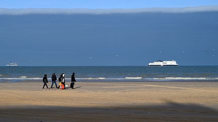 Migrants gathered on a beach in Sangatte (Pas-de-Calais), December 15, 2023. (BERNARD BARRON / AFP)