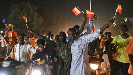 Des soutiens du général Mahamat Idriss Déby Itno célèbrent la victoire de leur candidat à la présidentielle au Tchad, à N'Djamena, le 9 mai 2024. (ISSOUF SANOGO / AFP)