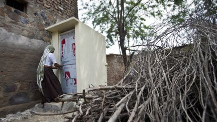 Une femme utilise les toilettes install&eacute;es par une ONG dans le village de Katra Shahadatganj (Inde), le 29 ao&ucirc;t 2014. (PRAKASH SINGH / AFP)