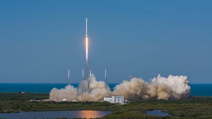 &nbsp; (La fusée Falcon 9 de SpaceX décolle le 9 avril de Cap Canaveral©MAXPPP)