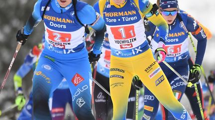 La Française Anaïs Bescond devant la Suédoise Johanna Skottheim au relais d'Hochfilzen (JOE KLAMAR / AFP)