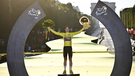 Deuxième de la Grande Boucle un an plus tôt, Jonas Vingegaard a pris son mal en patience pour priver Tadej Pogacar d’un troisième sacre de rang. Aidé par les autres stars de la Jumbo-Visma, Wout van Aert et Primoz Roglic, le Danois attaque sans répit son rival slovène, jusqu’à ramener le maillot jaune à Paris, le 24 juillet. (ANNE-CHRISTINE POUJOULAT / AFP)