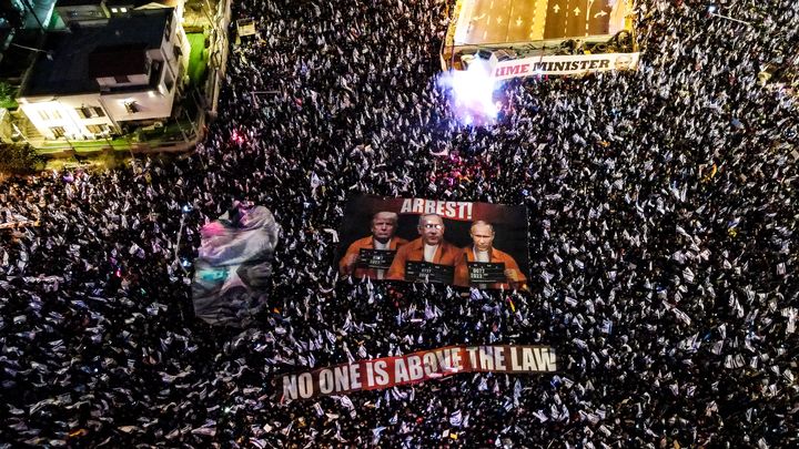 Une manifestation contre un projet de réforme judiciaire réunit des milliers de personnes à Tel-Aviv, en Israël, le 25 mars 2023. (GITAI PALTI / ANADOLU AGENCY / AFP)