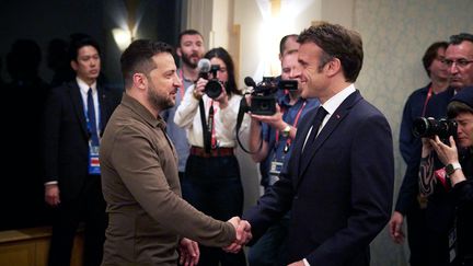 Le président ukrainien, Volodymyr Zelensky et son homologue français, Emmanuel Macron, au sommet du G7, à Hiroshima, au Japon, le 20 mai 2023. (UKRAINIAN PRESIDENTIAL PRESS SERVICES / AFP)