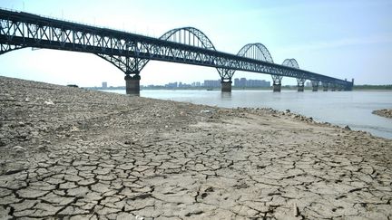 Le lit d’une rivière desséchée le long du fleuve Yangtsé, dans&nbsp;la province de Jiangxi, au centre de la Chine, le 19&nbsp;août 2022. (STR / AFP)