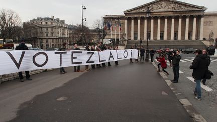 Des opposants aux ondes d&eacute;ploient une banderole pour inciter les d&eacute;put&eacute;s &agrave; voter la proposition de loi &eacute;cologiste &agrave; l'Assembl&eacute;e nationale, le 23 janvier 2014. (MAXPPP)