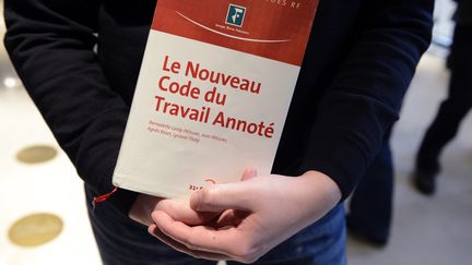 Le Code du travail, accessoire essentiel pendant les tractations entre partenaires sociaux qui prennent fin le 11 janvier 2013. (BERTRAND GUAY / AFP)