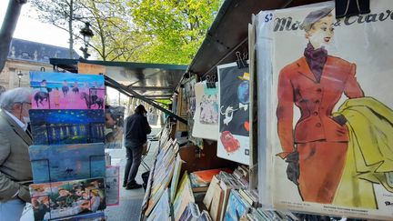 Un bouquiniste quai de Conti, à Paris. (BENJAMIN  ILLY / RADIO FRANCE)