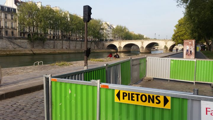 Depuis la fin de "Paris Plage", les voies sur berges de la rive droite de la Seine n'ont pas été rouvertes aux voitures. (RADIO FRANCE / Benjamin Illy)