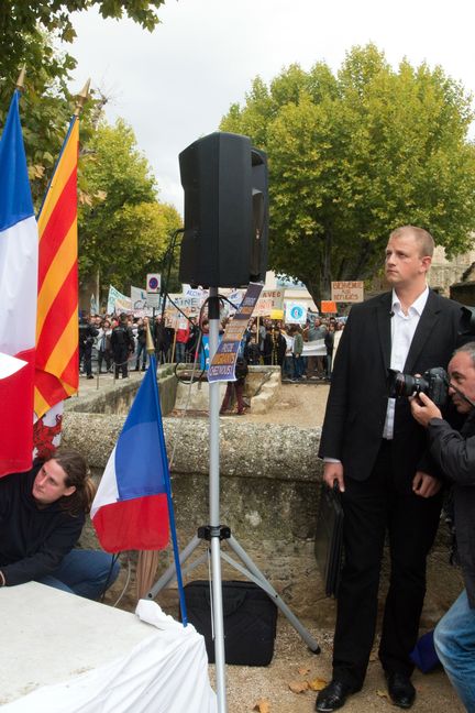 Marion Maréchal-Le Pen s'exprime lors d'un rassemblement contre l'installation d'un centre de migrants à Grambois, le 23 octobre 2016, à La Tour-d'Aigues (Vaucluse), à quelques dizaines de mètres des contre-manifestants (BERTRAND LANGLOIS / AFP)