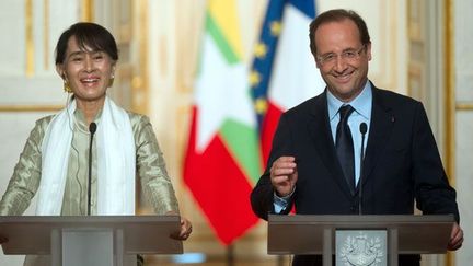 Conférence de presse dans les salons de l’Elysée

«Pour moi, la France, c'est Victor Hugo, l'esprit révolutionnaire et... la soupe à l'oignon», a-t-elle confié.

Je ne veux pas être une «Che Guevara au féminin». Encore moins «une icône de la démocratie». «Une icône, ça ne travaille pas, et moi je travaille beaucoup », a-t-elle souligné. (AFP PHOTO / BERTRAND LANGLOIS)