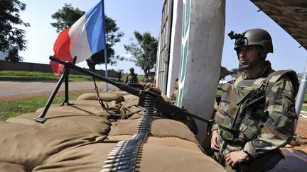 Un soldat fran&ccedil;ais monte la garde &agrave; l'a&eacute;roport de Bangui (Centrafrique), le 28 mars 2013. (SIA KAMBOU / AFP)