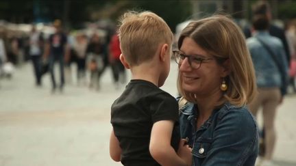 Fête des mères : les femmes partagées entre les injonctions de mère poule, mère courage et mère modèle (FRANCE 2)