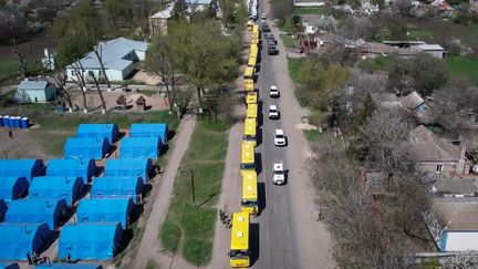 Image issue d'une vidéo publiée par le ministère russe de la Défense, le 2 mai 2022, montrant des bus transportant des civils évacués du site sidérurgique d'Azovstal, à Marioupol (Ukraine). (RUSSIAN DEFENCE MINISTRY / AFP)