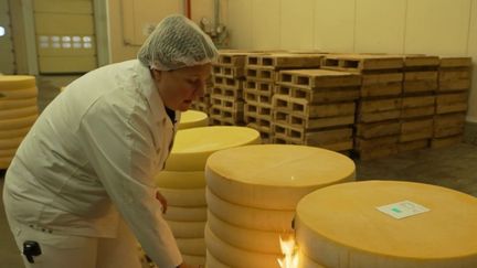 Jura : à la rencontre de la première femme affineuse de Comté