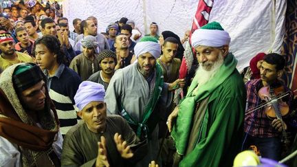 Des Egyptiens célébrent l'anniversaire du fondateur de l'ordre soufi Badawiyyah à Tanta (nord de l'Egypte) le 12 octobre 2017. (AFP - AHMED AL SAYED - ANADOLU AGENCY)