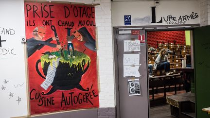 A Tolbiac, où les étudiants ont voté l'occupation illimitée, des ateliers de cuisine se mettent en place, lundi 9 avril.&nbsp; (TRISTAN REYNAUD/SIPA)