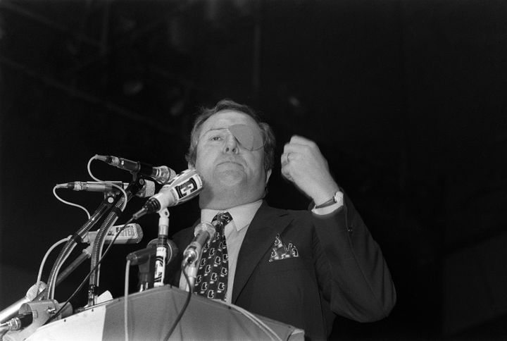 Jean-Marie Le Pen mène campagne pour le Front national en vue des législatives, le 3 février 1973, à Paris. (AFP)