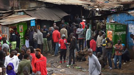 A Kibera, au Kenya, les habitants attendent les résultats de l'élection présidentielle, le 9 août 2017. (TONY KARUMBA / AFP)