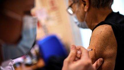 Une personne agée reçoit une dose de vaccin anti-Covid. (CHRISTOPHE ARCHAMBAULT / AFP)