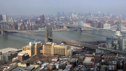 New York: Brooklyn Bridge et Manhattan Bridge, sur l'East River, et Manhattan au loin (14/03/2007) (AFP / Saul Loeb)