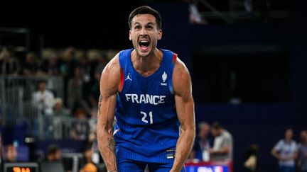 Le basketteur français Franck Seguela célèbre la victoire des Bleus contre la Serbie en match de barrage du tournoi olympique de basket 3x3, le 4  août 2024, au Parc urbain de la place de la Concorde, à Paris. (LUIS ROBAYO / AFP)