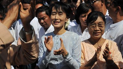 L'opposante birmane et prix Nobel de la paix Aung San Suu Kyi (au centre) au si&egrave;ge de son parti, la Ligue nationale pour la d&eacute;mocratie (LND), le 9 janvier 2012 &agrave; Rangoun (Birmanie).&nbsp; (SOE THAN WIN / AFP)